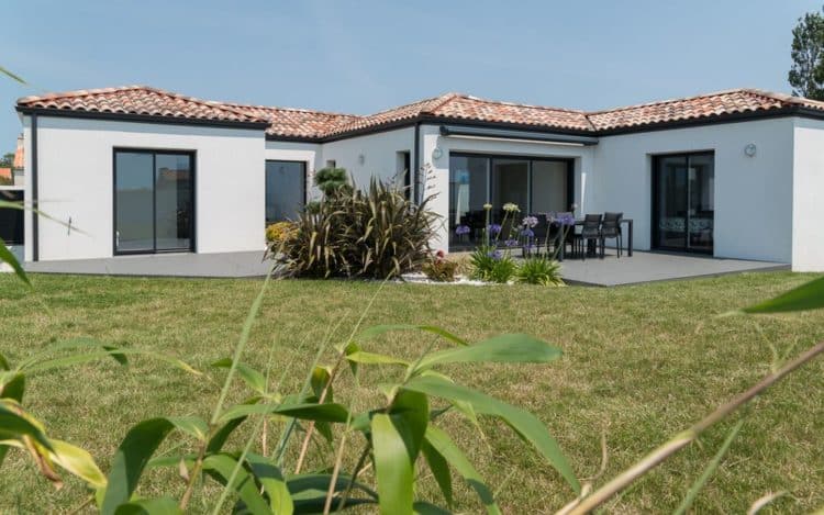 Maison lumineuse de plain-pied de 121 m² - Maisons d'en France Atlantique