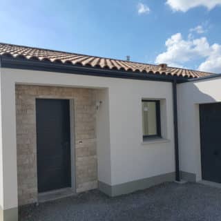 maison neuve a vendre aux sables avec entrée en parement pierre