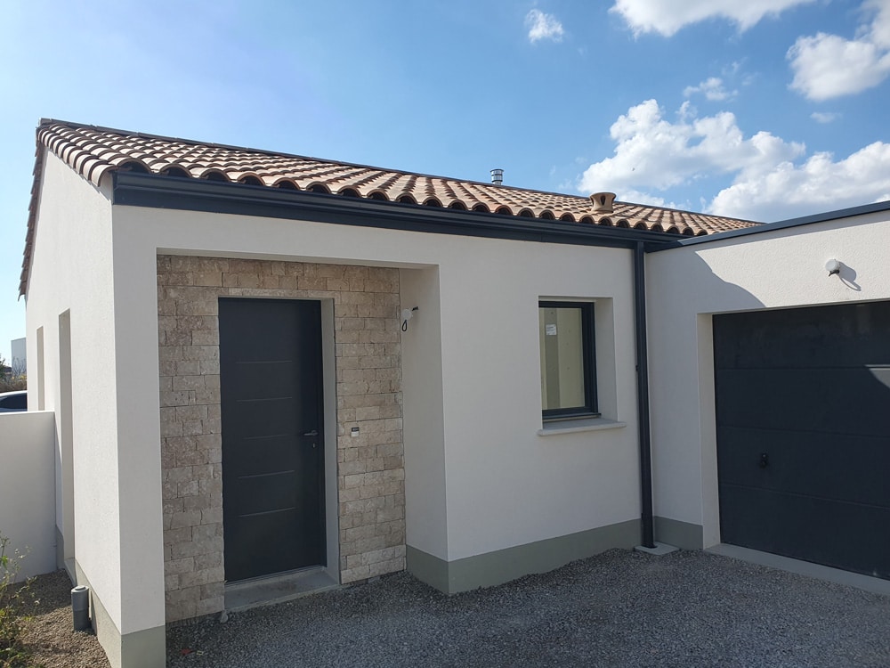 maison neuve a vendre aux sables avec entrée en parement pierre