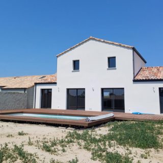 Façade maison avec piscine