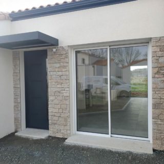 Entrée avec parement en pierre