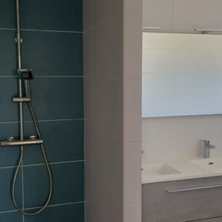Salle de bain avec douche à l'italienne