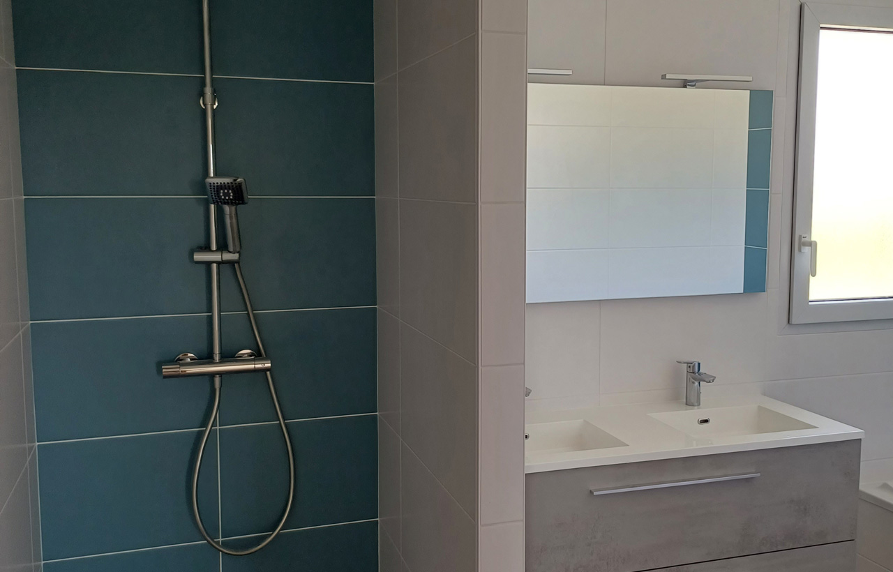 Salle de bain avec douche à l'italienne