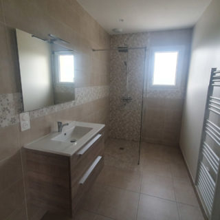 Salle d'eau avec douche à l'italienne