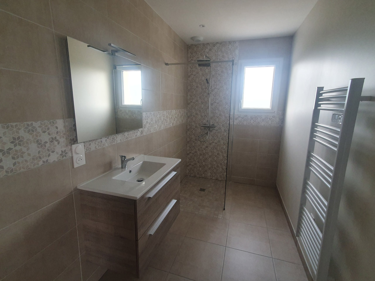 Salle d'eau avec douche à l'italienne