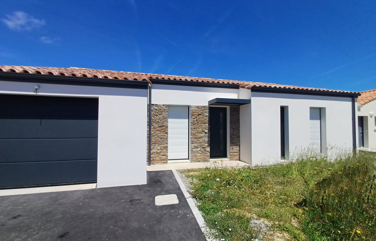Maison avec entrée parement en pierre