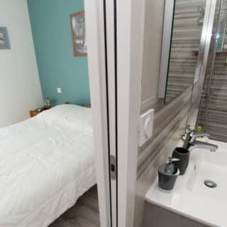 Suite parentale d'une maison neuve en Charente-Maritime, offrant confort et intimité.