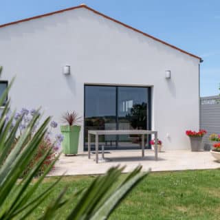 Trois chambres d'une maison neuve de 139 m² à Saint-Sulpice-de-Royan, incluant une suite parentale spacieuse.