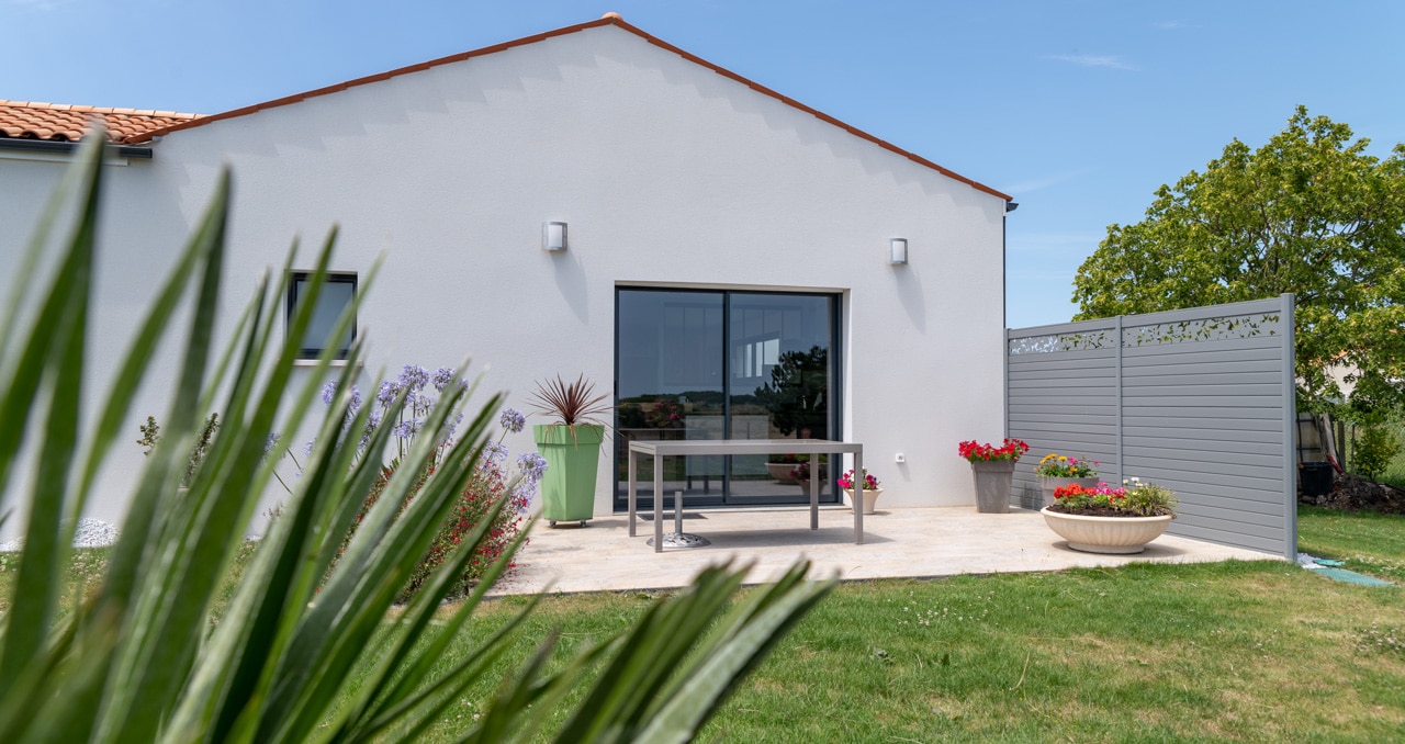 Trois chambres d'une maison neuve de 139 m² à Saint-Sulpice-de-Royan, incluant une suite parentale spacieuse.