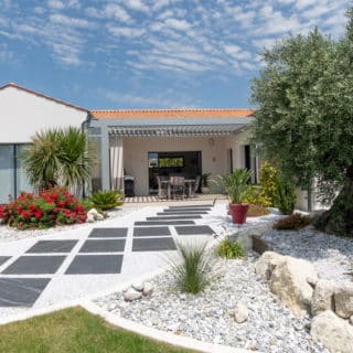 Façade d'une maison neuve de 139 m² à Saint-Sulpice-de-Royan, mettant en valeur son design moderne et ses trois chambres.