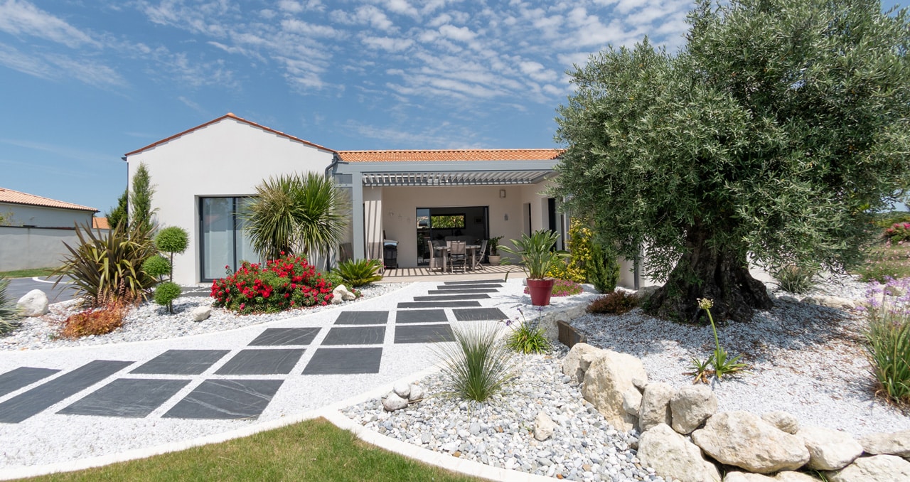 Façade d'une maison neuve de 139 m² à Saint-Sulpice-de-Royan, mettant en valeur son design moderne et ses trois chambres.