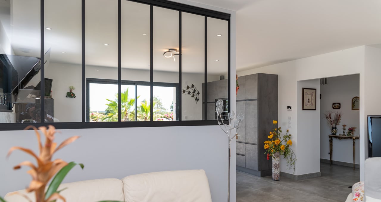 Verrière dans une cuisine moderne d'une maison en Charente-Maritime, ajoutant une touche de luminosité.