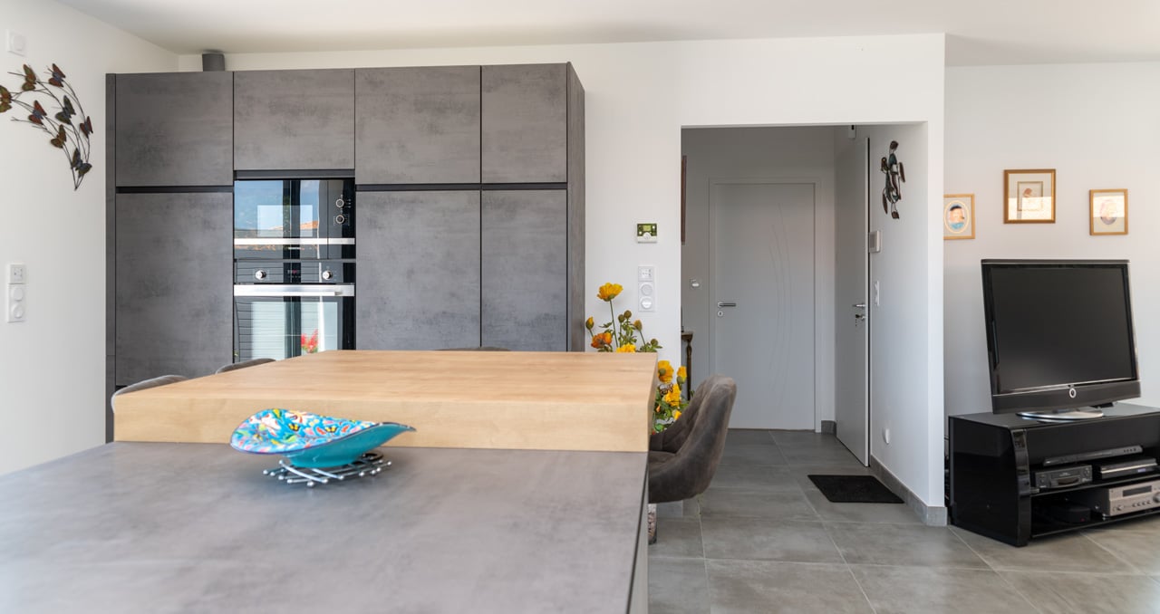 Cuisine moderne en gris d'une maison neuve, alliant élégance et fonctionnalité.