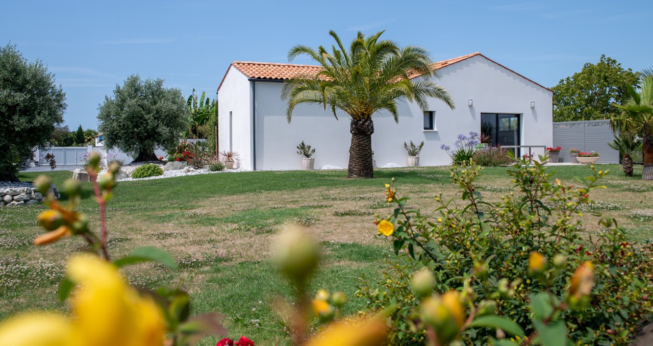 ménagement extérieur d'une maison neuve de 139 m² à Saint-Sulpice-de-Royan, combinant esthétique et fonctionnalité.