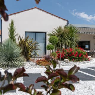Jardin d'une maison neuve de 139 m² à Saint-Sulpice-de-Royan, offrant un espace vert accueillant.