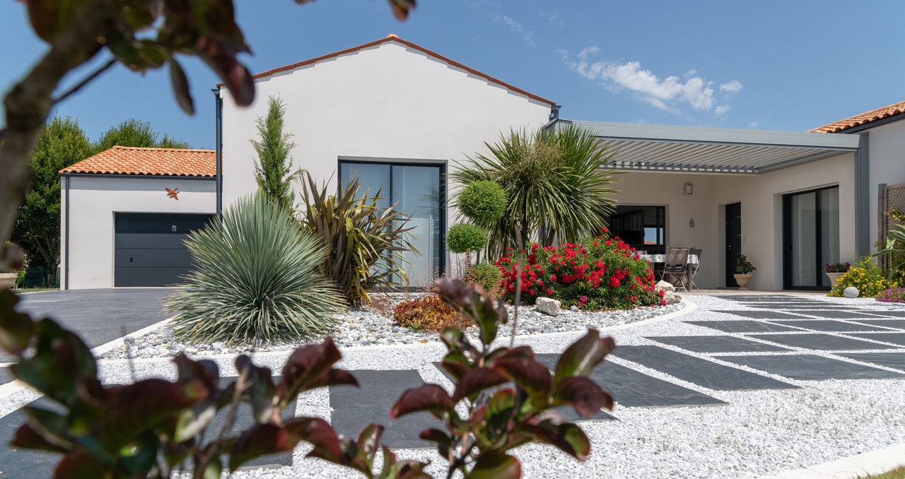Jardin d'une maison neuve de 139 m² à Saint-Sulpice-de-Royan, offrant un espace vert accueillant.