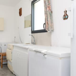 Lingerie d'une maison neuve en Charente-Maritime, offrant un espace de rangement optimisé.
