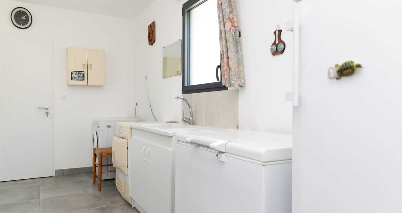 Lingerie d'une maison neuve en Charente-Maritime, offrant un espace de rangement optimisé.