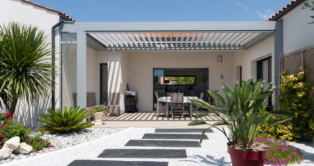Façade d'une maison neuve de 139 m² à Saint-Sulpice-de-Royan, mettant en valeur son design moderne avec enduit blanc.