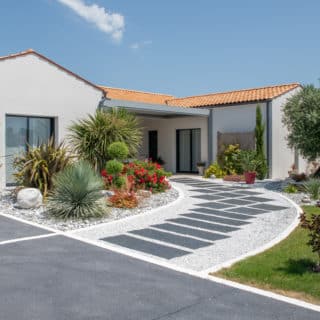 Terrasse d'une maison neuve à Saint-Sulpice-de-Royan, idéale pour les moments en plein air.