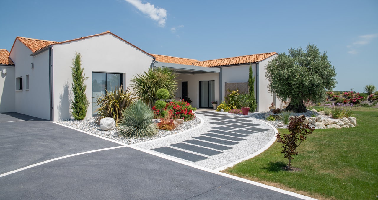 Terrasse d'une maison neuve à Saint-Sulpice-de-Royan, idéale pour les moments en plein air.