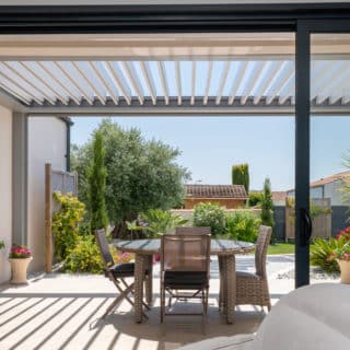 Vue sur la terrasse d'une maison neuve, parfaite pour se détendre au soleil.