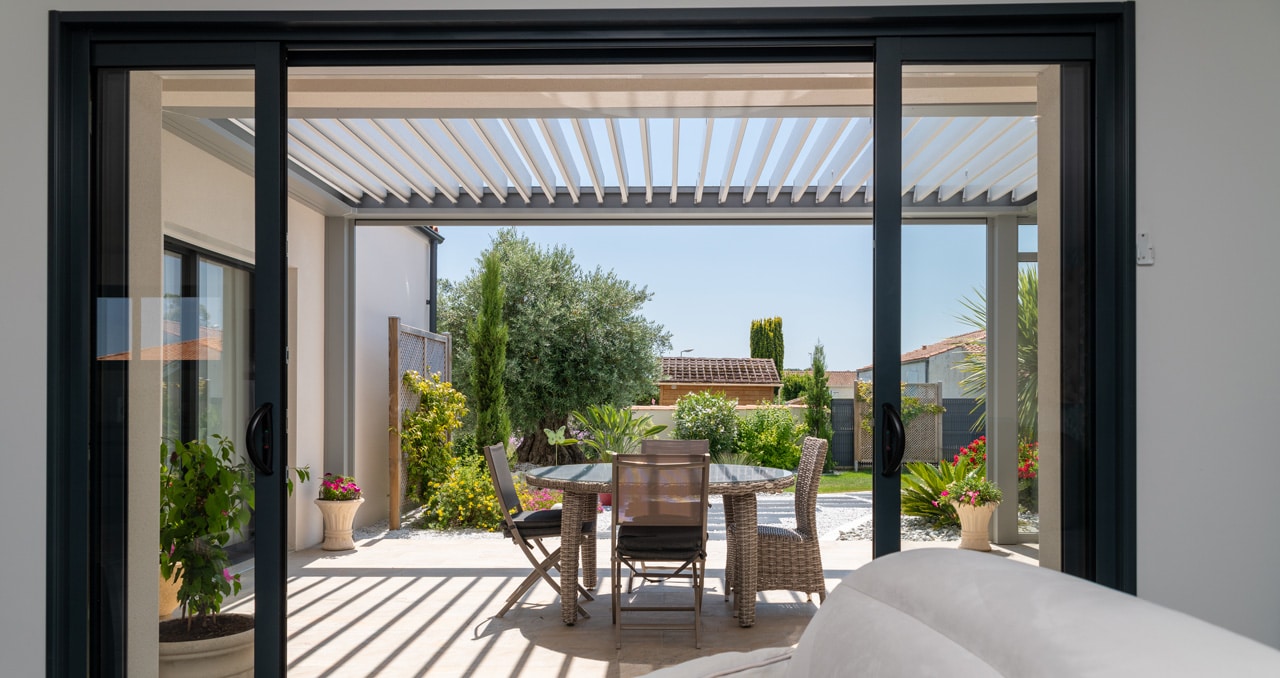 Vue sur la terrasse d'une maison neuve, parfaite pour se détendre au soleil.