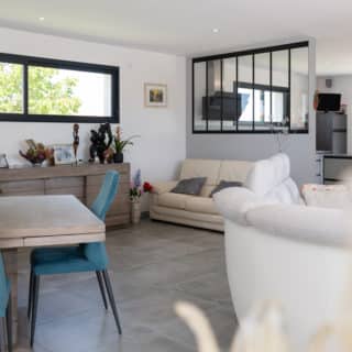 ièce de vie d'une maison neuve à Saint-Sulpice-de-Royan, espace convivial pour les réunions familiales.