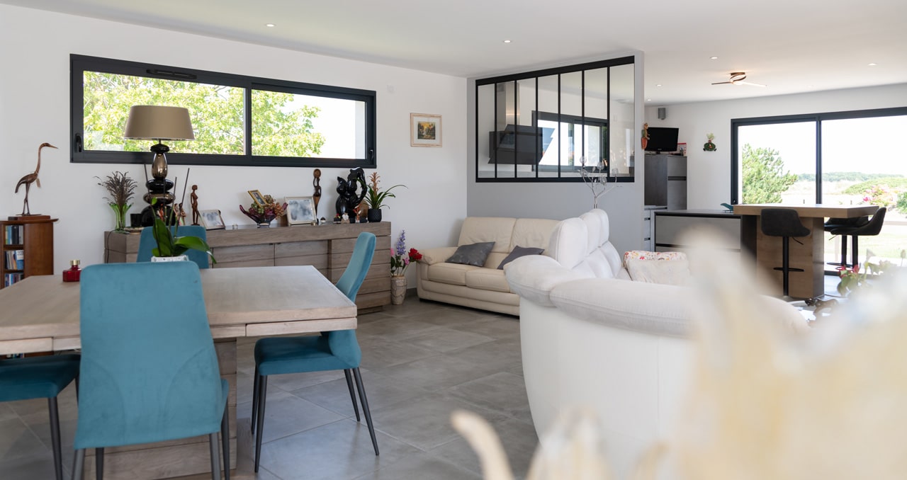 ièce de vie d'une maison neuve à Saint-Sulpice-de-Royan, espace convivial pour les réunions familiales.