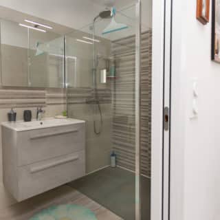 Salle de bain d'une maison neuve à Saint-Sulpice-de-Royan, combinant modernité et praticité.