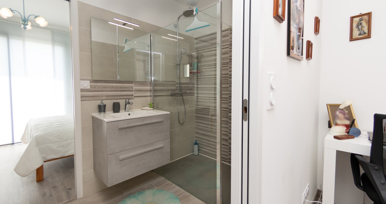 Salle de bain d'une maison neuve à Saint-Sulpice-de-Royan, combinant modernité et praticité.