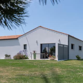 Terrasse d'une maison neuve de 139 m² à Saint-Sulpice-de-Royan, idéale pour des moments en plein air.