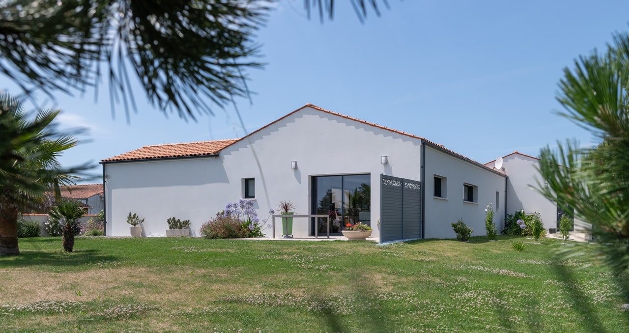 Terrasse d'une maison neuve de 139 m² à Saint-Sulpice-de-Royan, idéale pour des moments en plein air.