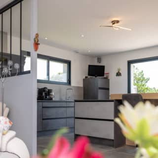 Cuisine moderne en gris d'une maison neuve, alliant design contemporain et confort.