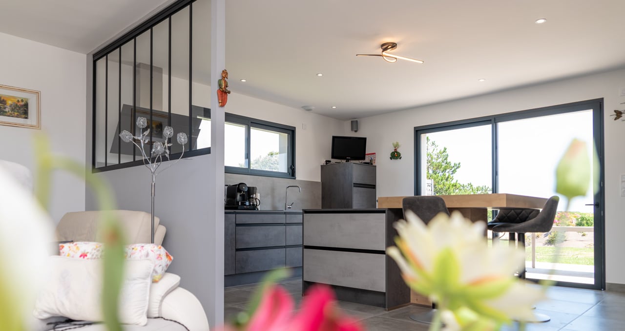 Cuisine moderne en gris d'une maison neuve, alliant design contemporain et confort.