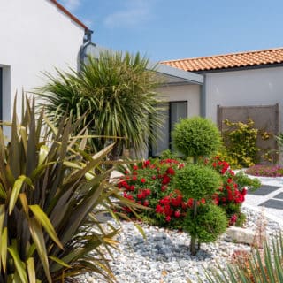 Entrée d'une maison neuve de 139 m² à Saint-Sulpice-de-Royan, avec un accès pratique au jardin.
