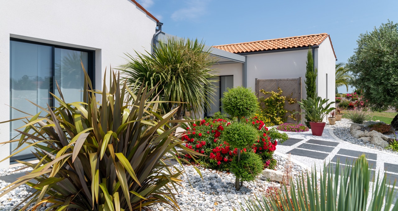 Entrée d'une maison neuve de 139 m² à Saint-Sulpice-de-Royan, avec un accès pratique au jardin.