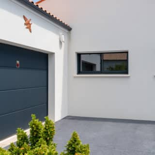 Détails des menuiseries gris anthracite d'une maison neuve de 139 m² à Saint-Sulpice-de-Royan.