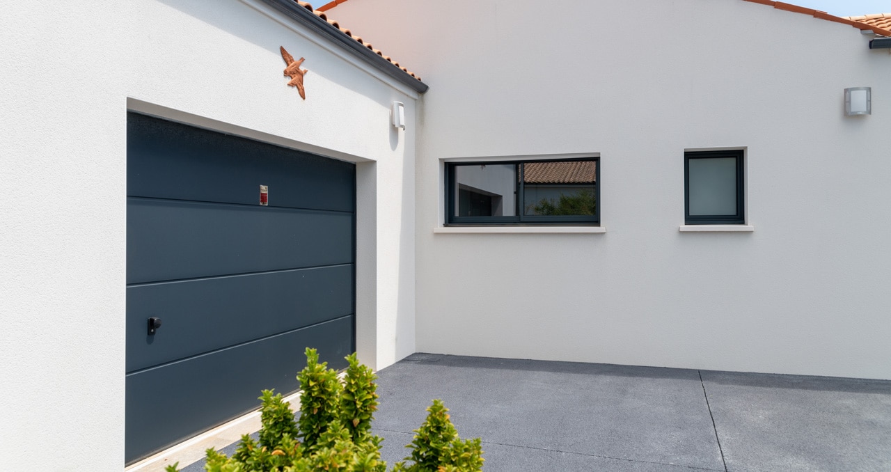 Détails des menuiseries gris anthracite d'une maison neuve de 139 m² à Saint-Sulpice-de-Royan.