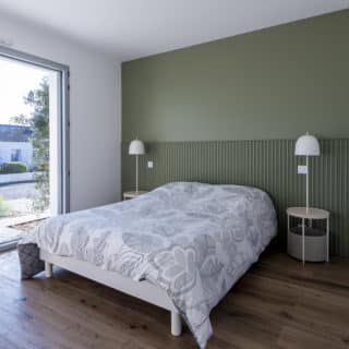 Chambre parentale lumineuse avec dressing dans une maison contemporaine construite aux Sables d’Olonne en Vendée