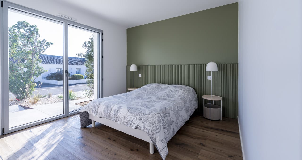 Chambre parentale lumineuse avec dressing dans une maison contemporaine construite aux Sables d’Olonne en Vendée