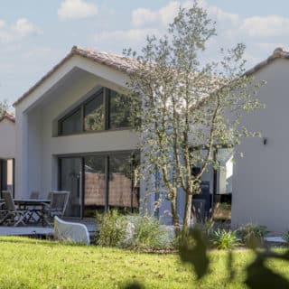 Maison familiale contemporaine de 164 m² avec terrasse arrière, construite par un constructeur en Vendée