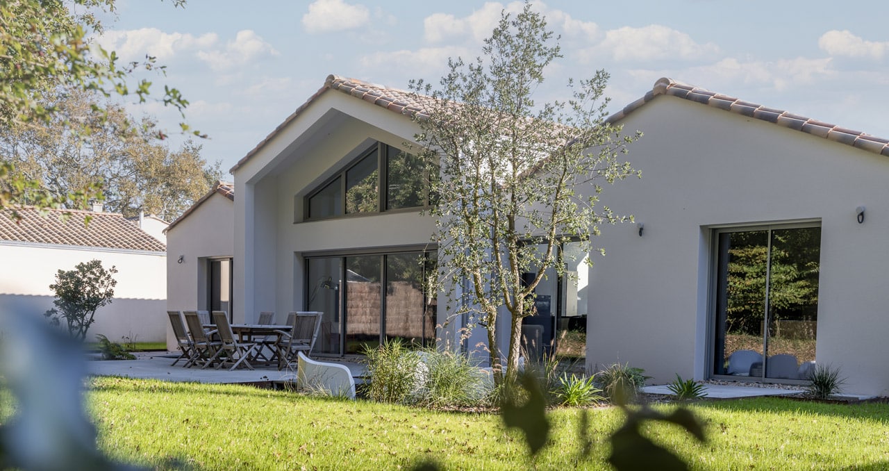 Maison familiale contemporaine de 164 m² avec terrasse arrière, construite par un constructeur en Vendée