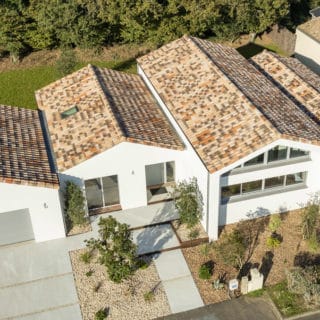 Maison neuve moderne construite en Vendée avec façade avant design, projet réalisé aux Sables d’Olonne