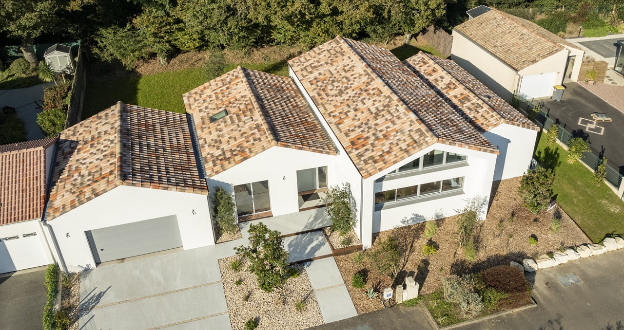 Maison neuve moderne construite en Vendée avec façade avant design, projet réalisé aux Sables d’Olonne