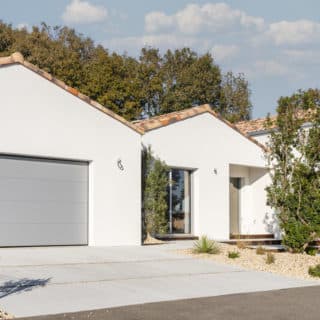 Construction de maison contemporaine de 164 m² avec garage et entrée design en Vendée, aux Sables d’Olonne