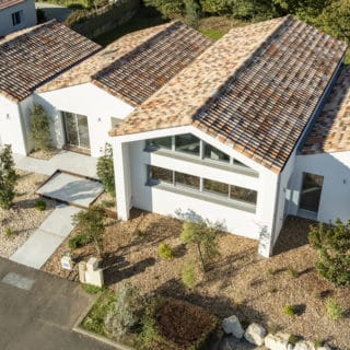 Construction de maison contemporaine lumineuse de 164 m² en Vendée, façade avant élégante aux Sables d’Olonne