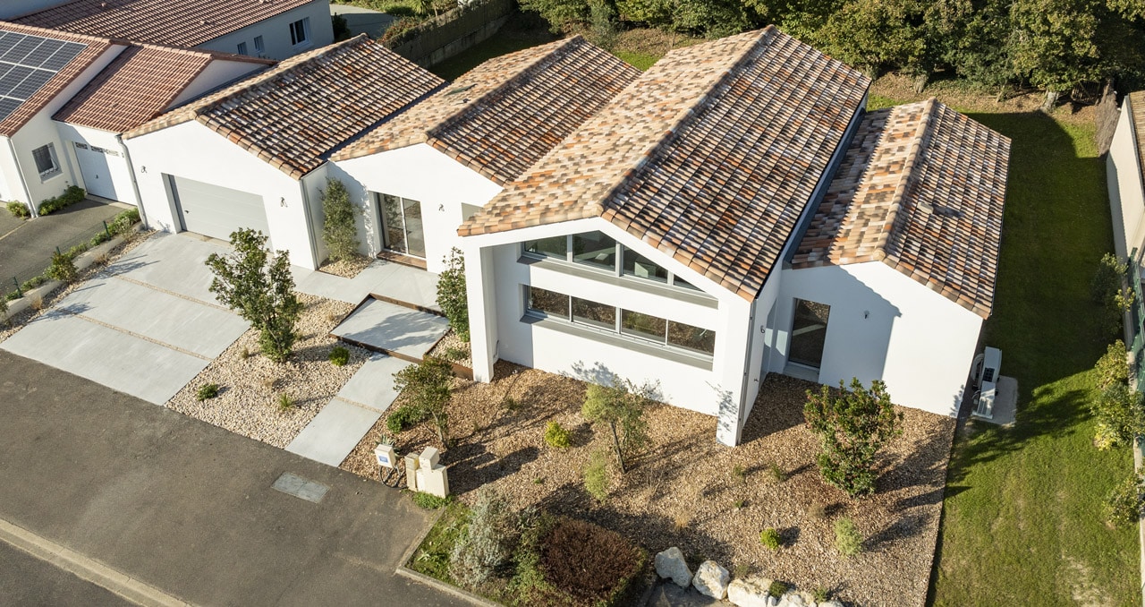 Construction de maison contemporaine lumineuse de 164 m² en Vendée, façade avant élégante aux Sables d’Olonne