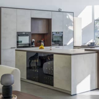 Cuisine ouverte centrale dans une maison moderne construite en Vendée par un constructeur aux Sables d’Olonne