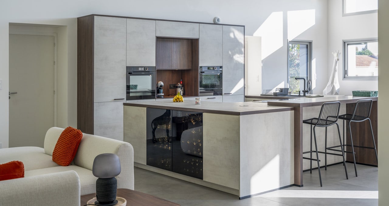 Cuisine ouverte centrale dans une maison moderne construite en Vendée par un constructeur aux Sables d’Olonne